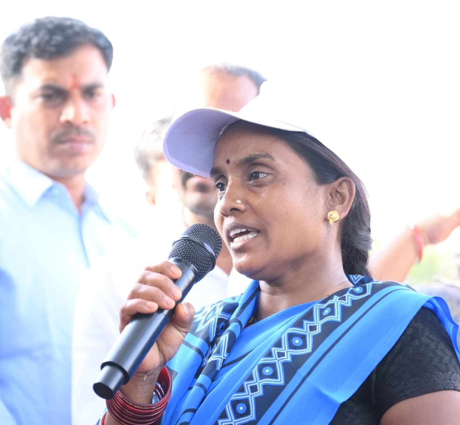 सुशासन तिहार: सरोधी की चौपाल में दिखी बदलाव की कहानी  महतारी वंदन योजना से सशक्त हुई केकती बाई की जिंदगी
