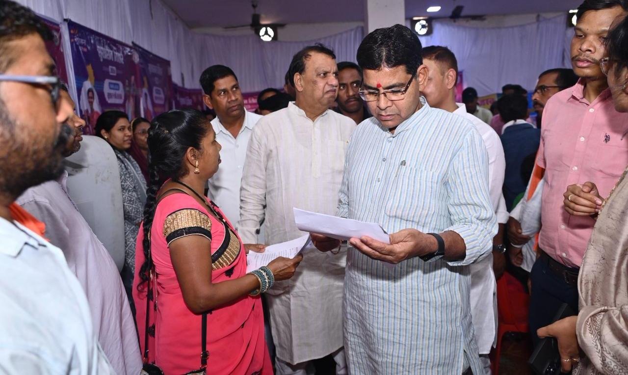 आवेदन देने पहुँची महिला को मौके पर ही मिली डिजिटल किसान किताब