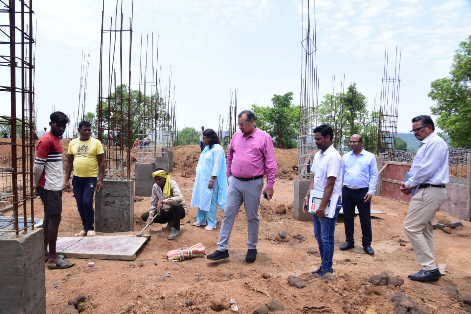 प्रभारी सचिव ने शासकीय महाविद्यालय धनोरा के निर्माणाधीन भवन का निरीक्षण किया