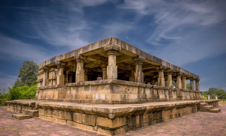 पत्थरों में उकेरी इतिहास की जीवंत गाथा  बारसूर का बत्तीसा मंदिर अद्भुत शिल्पकला का प्रतीक