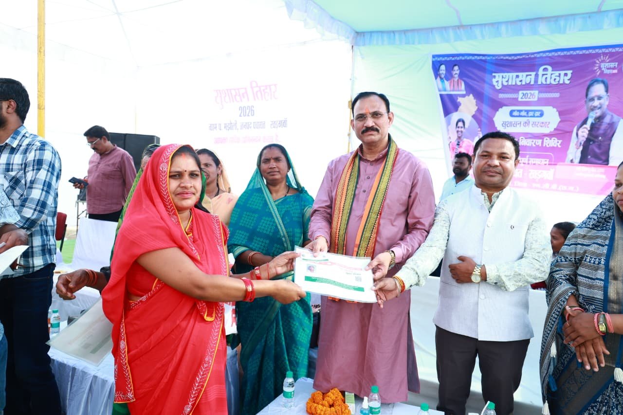 मझौली शिविर में सविता को मौके पर मिला आयुष्मान कार्ड, ग्रामीणों की समस्याओं का हुआ त्वरित निराकरण