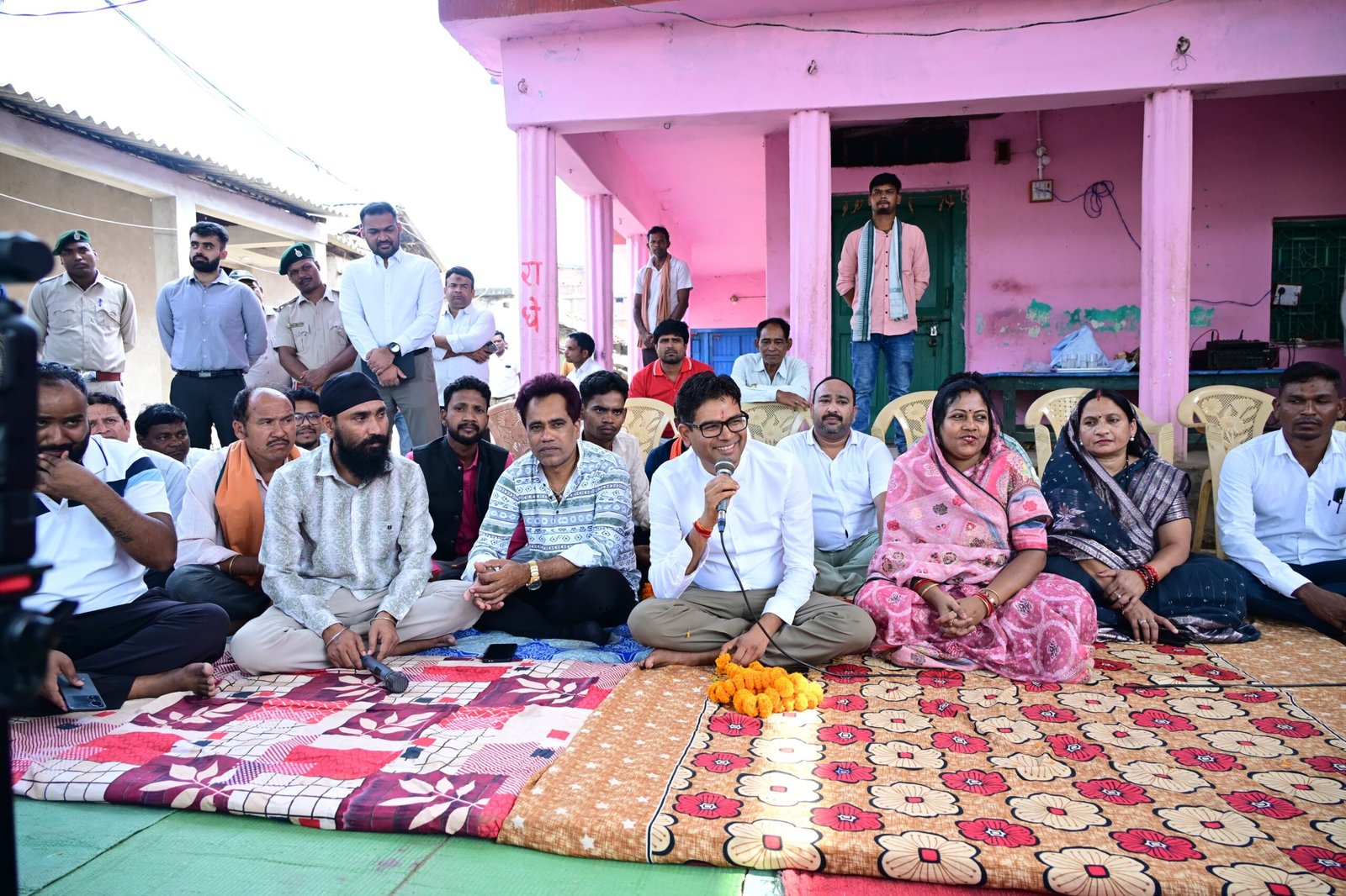 वित्त मंत्री  ओ.पी. चौधरी ने ग्राम डुमरमुड़ा में ग्रामीणों से किया आत्मीय संवाद