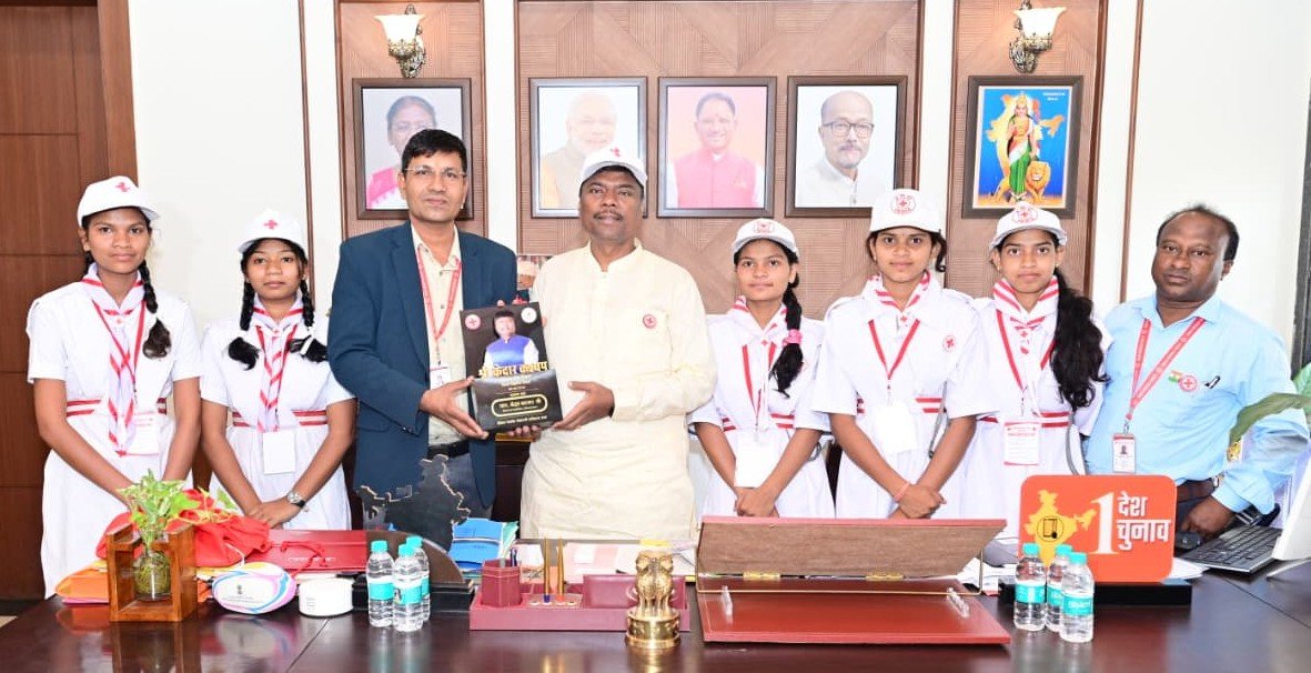 विश्व रेड क्रॉस दिवस पर बच्चों ने वन मंत्री केदार कश्यप का किया सम्मान