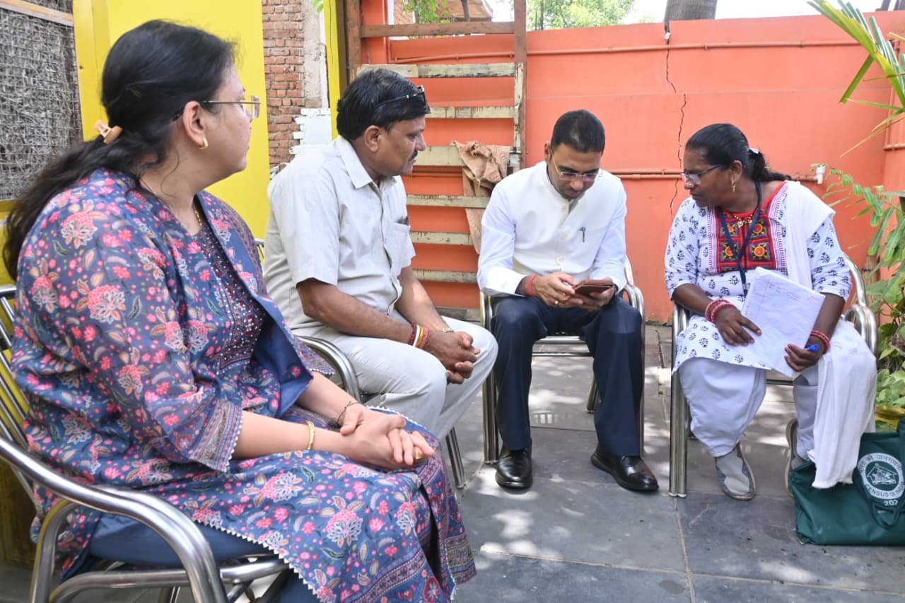बलौदा बाजार कलेक्टर ने प्रगणक बन किया डिजिटल जनगणना  दी जाने वाली जानकारी गोपनीय रहने लोगों को दिलाया भरोसा