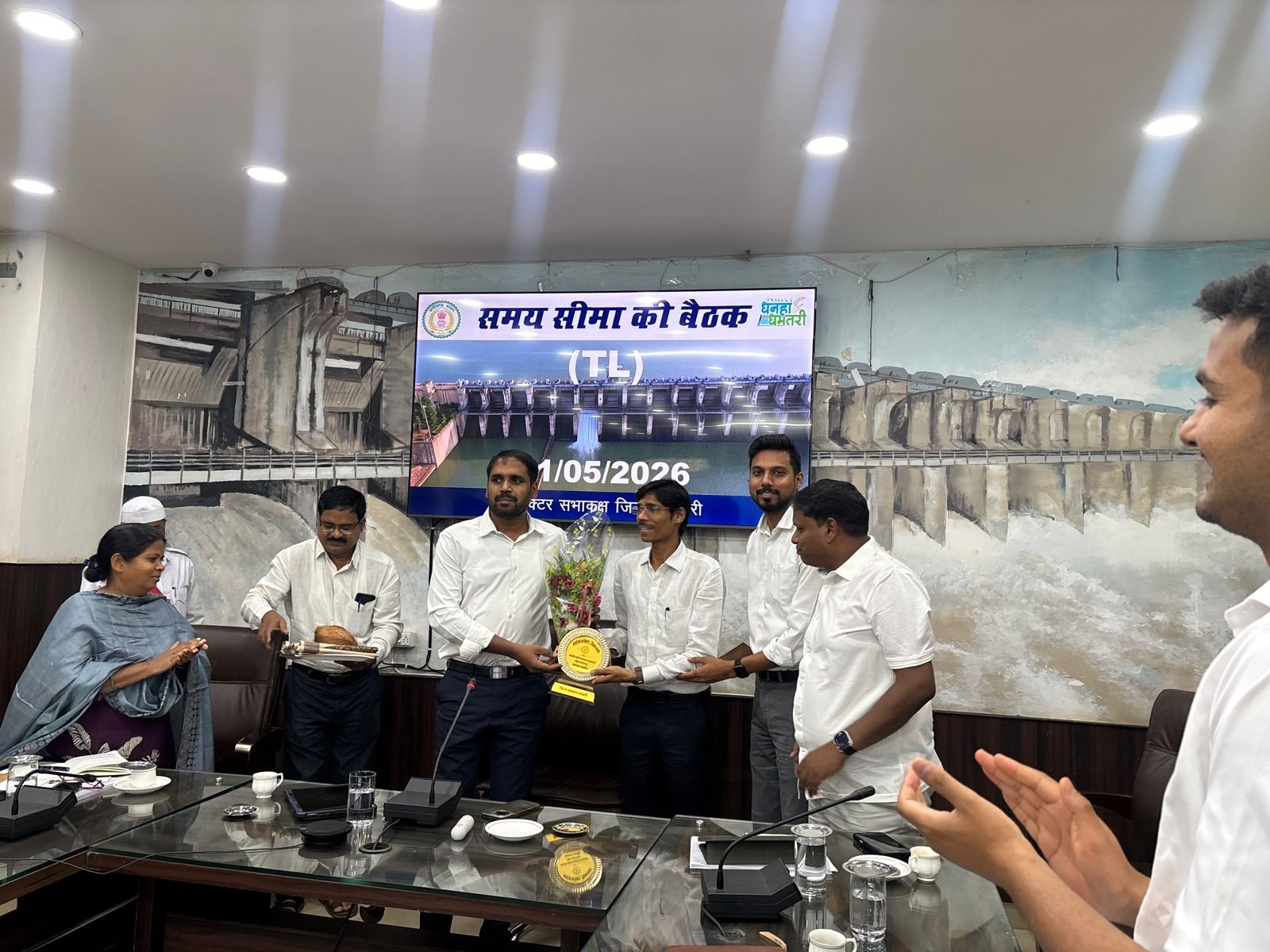 सरकारी भूमि संरक्षण में उत्कृष्ट कार्य पर तहसीलदार भूपेश चंद्राकर सम्मानित