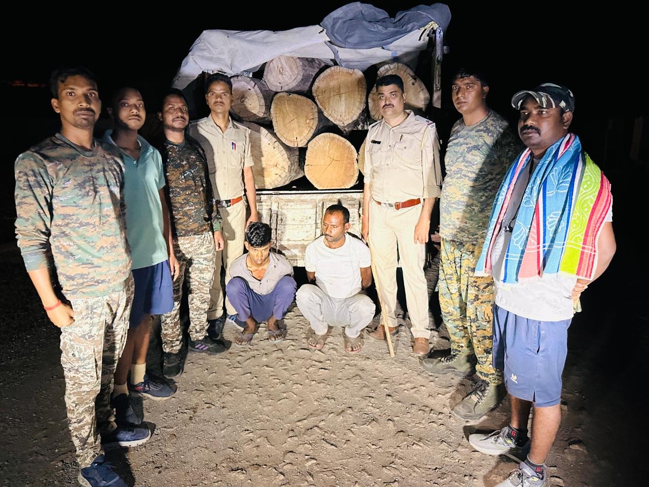 अवैध लकड़ी परिवहन पर बड़ी कार्रवाई, 8 नग साल लट्ठा सहित पिकअप वाहन जब्त