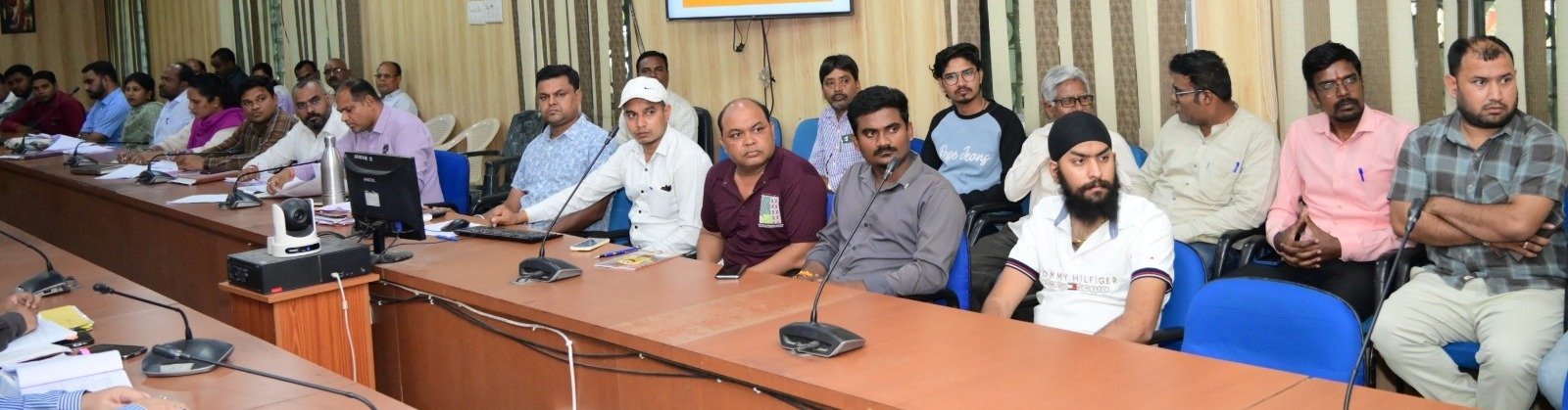 कलेक्टर ने पेट्रोल-डीजल पंप संचालकों की ली बैठक