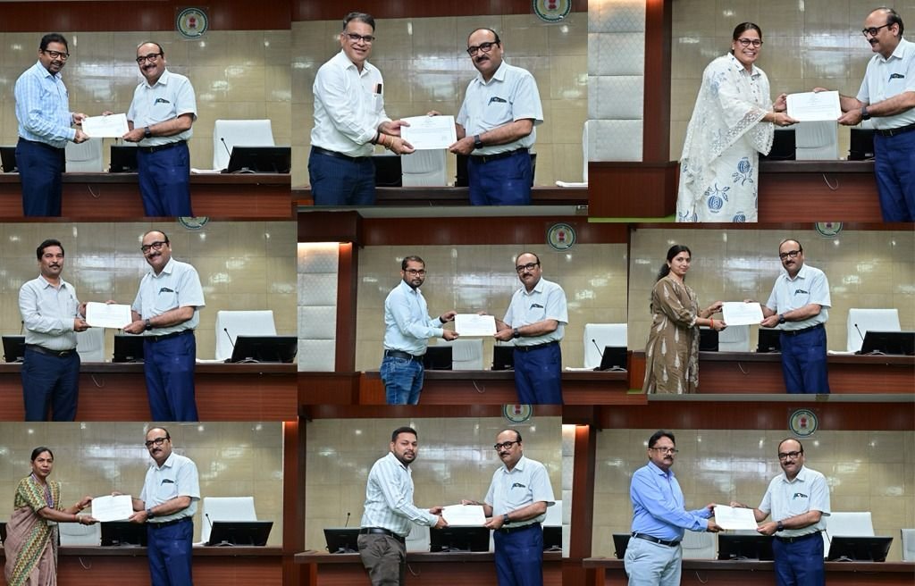 मुख्य सचिव ने ई-ऑफिस एवं समयबद्धता के लिए अधिकारी और कर्मचारियों को दिए प्रशंसा पत्र 