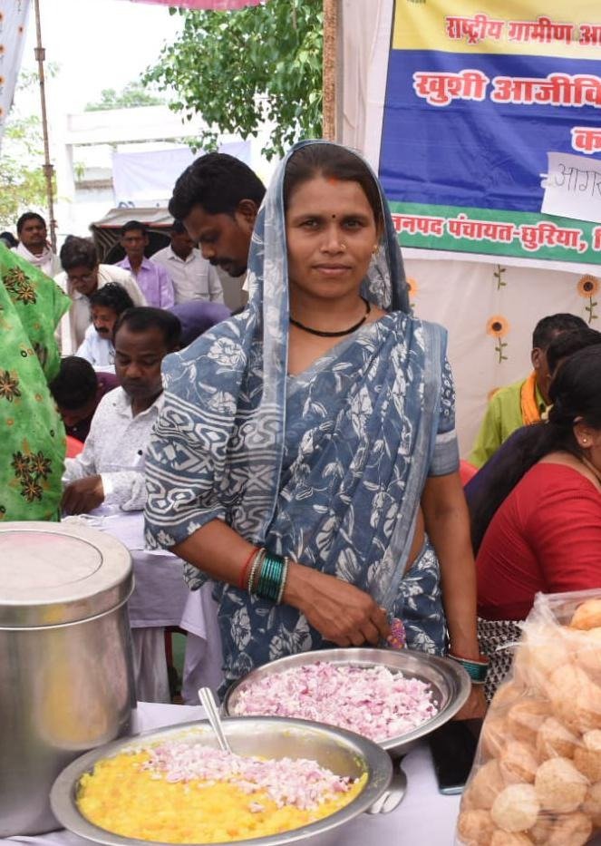 शगुन साहू के लिए खास रहा सुशासन तिहार  – ग्राम साल्हे में बिहान की ओर से लगाया गुपचुप का स्टॉल