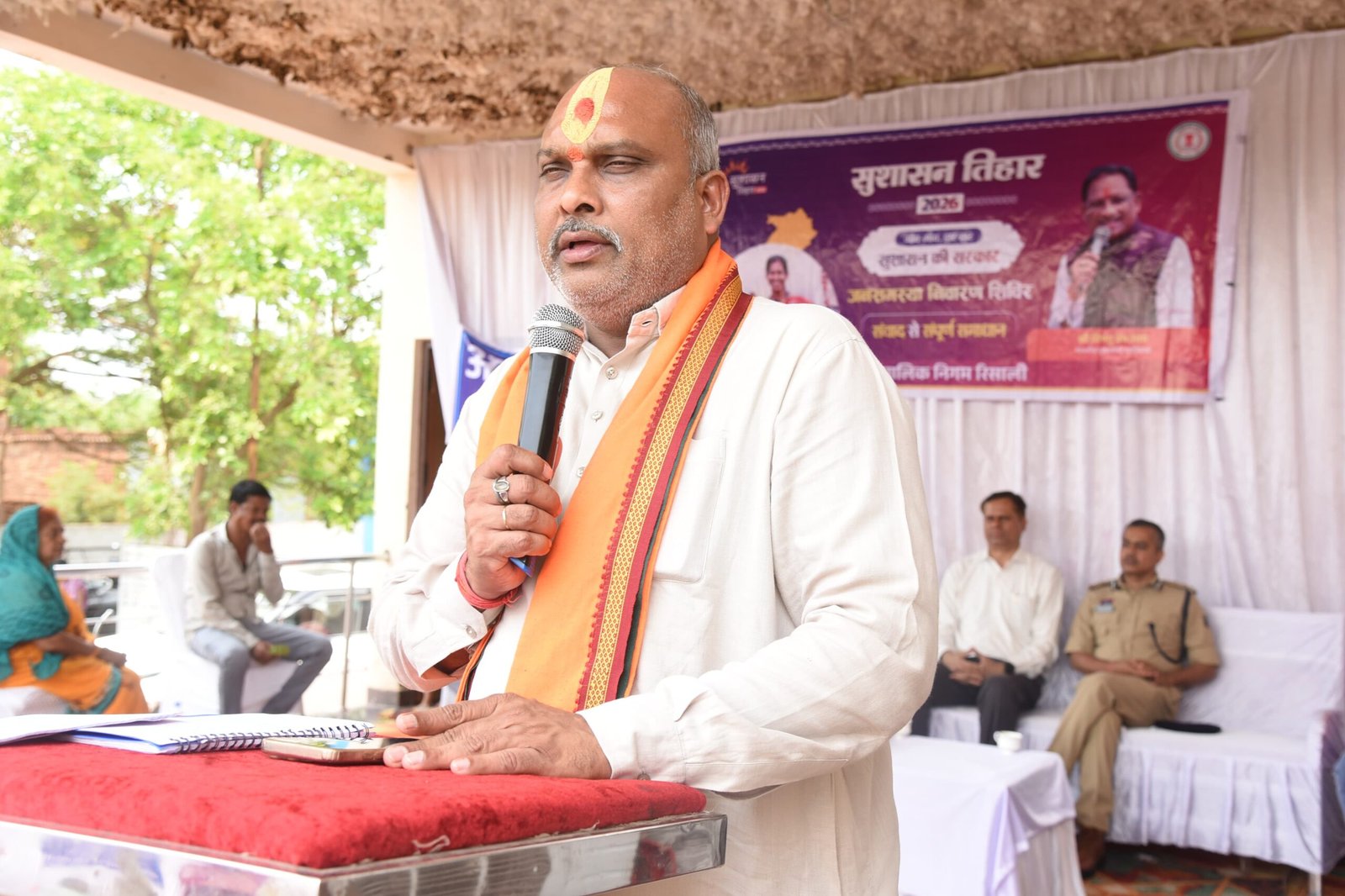 सुशासन शिविर में विधायक चंद्राकर ने महिला समूह को वितरित किया चार लाख रूपए का चेक