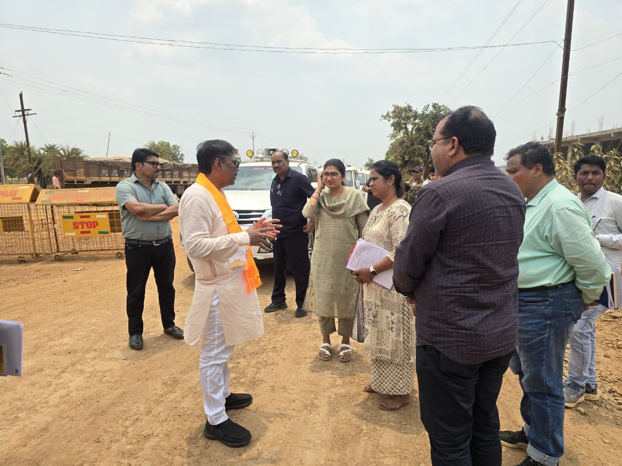 सुशासन तिहार में मंजीत दास को मिला नया ऋण पुस्तिका गांव-गांव पहुंच रहे अधिकारी, मौके पर ही हो रहा समस्याओं का त्वरित निराकरण