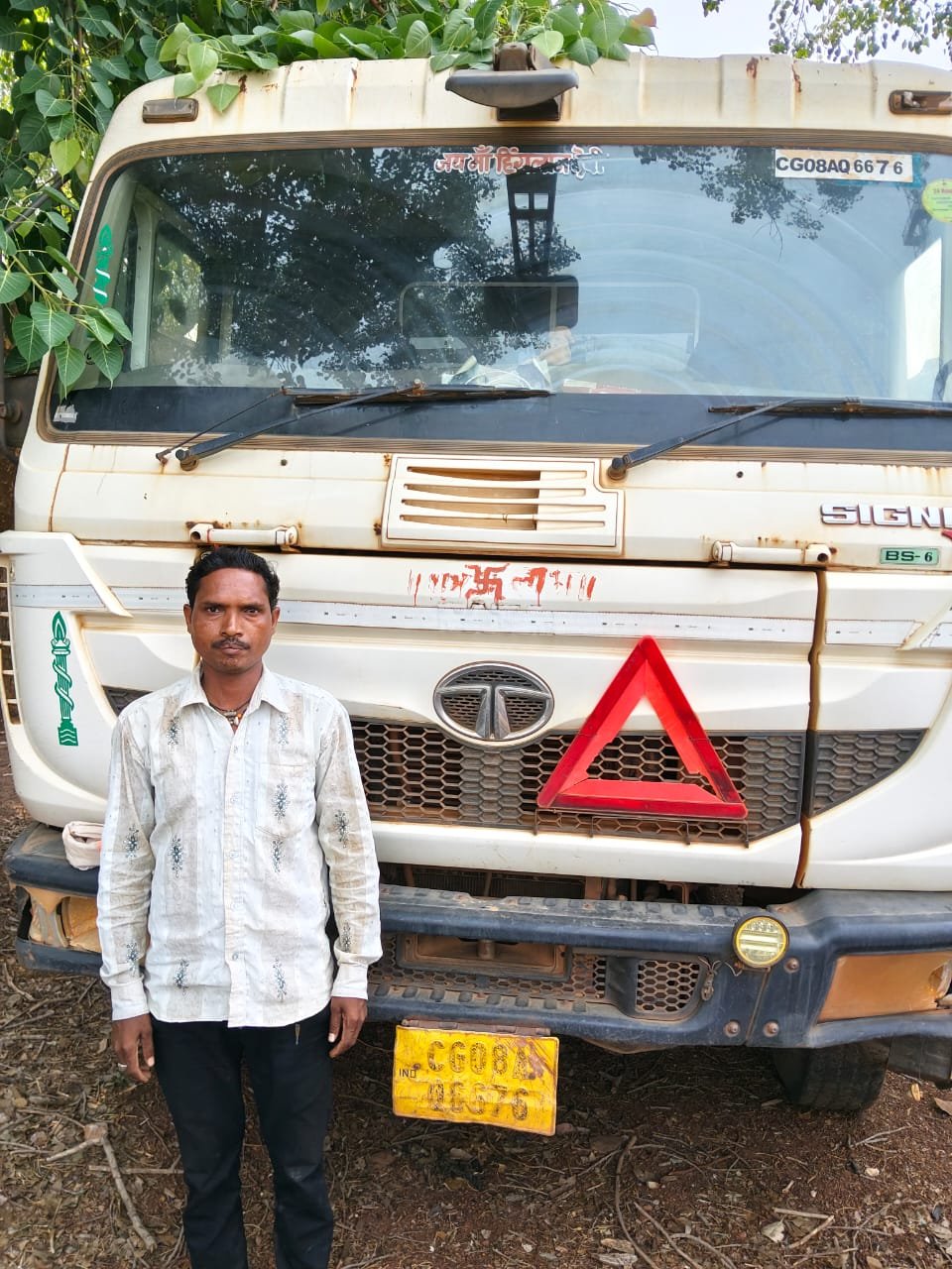 रेत व मुरूम का अवैध उत्खनन व परिवहन करने पर 1 जेसीबी एवं 4 हाईवा जप्त