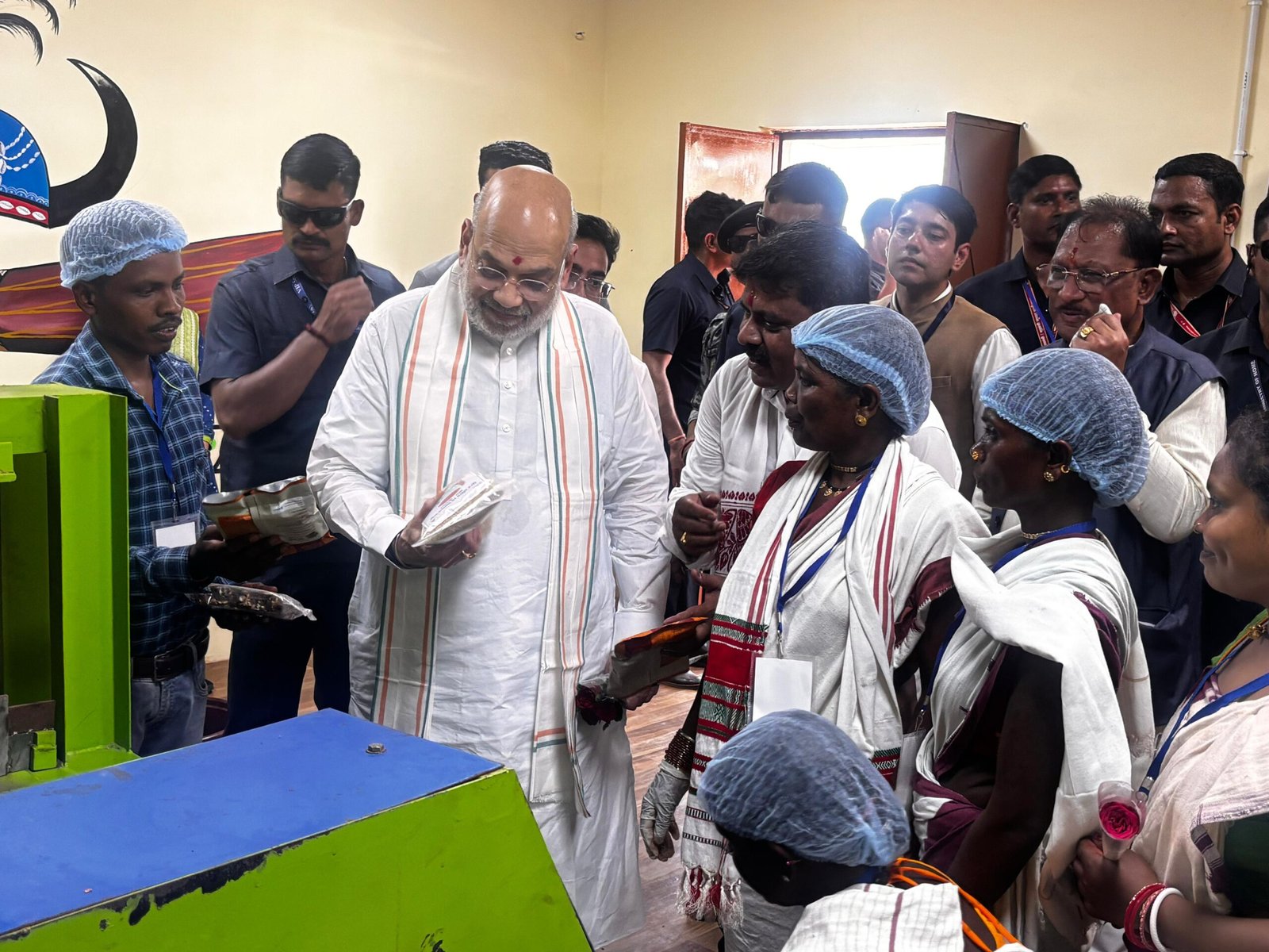केंद्रीय गृहमंत्री  अमित शाह ने अमर वाटिका में शहीदों को दी श्रद्धांजलि, परिजनों से की आत्मीय मुलाकात