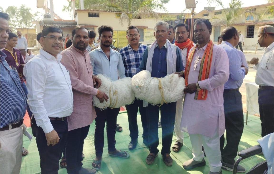 सुशासन तिहार में मछुआरों को मिला प्रोत्साहन, मत्स्याखेट के लिए जाल वितरित