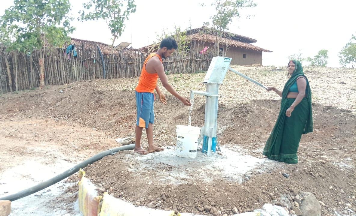 प्रशासन की त्वरित पहल से ओरंगा में दूर हुआ जल संकट, 100 से अधिक ग्रामीणों को मिला स्वच्छ पेयजल