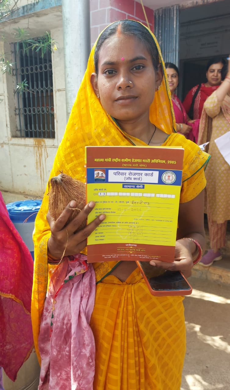 जॉब कार्ड बना ईश्वरी के परिवार की नई उम्मीद  मनरेगा से गांव में मिलेगा रोजगार, अब नहीं बच्चों की फीस चिंता