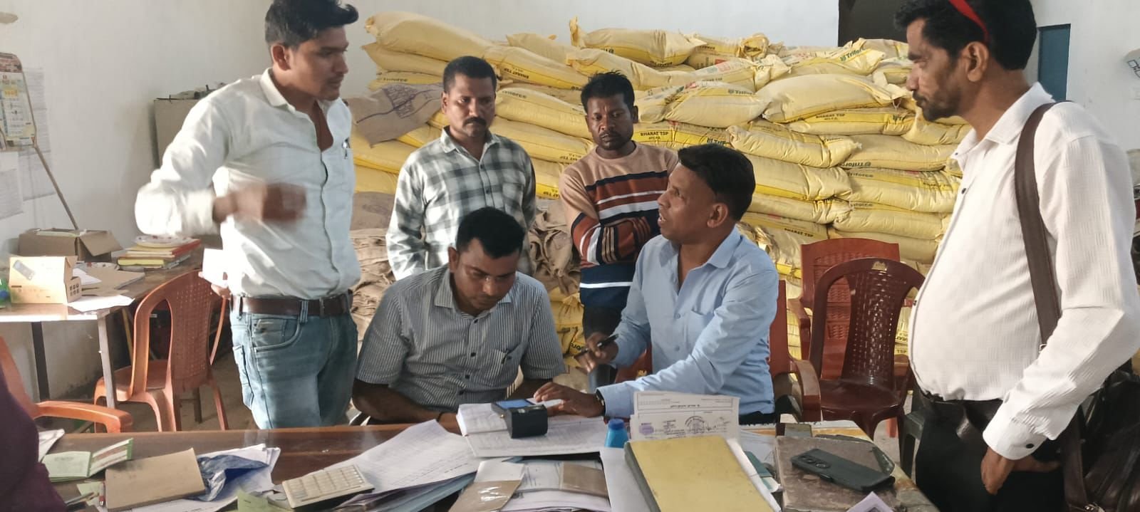 खरीफ सीजन से पहले किसानों को राहत, बिना टोकन मिलेगा खाद प्रशासन ने बढ़ाई खाद की उपलब्धता, कालाबाजारी पर रहेगी सख्त नजर