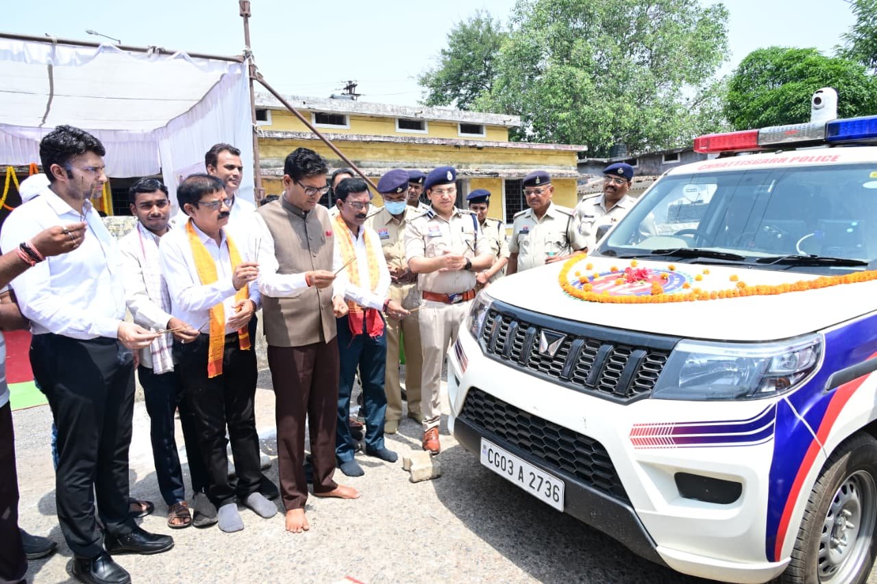 वित्त मंत्री ओपी चौधरी ने रायगढ़ को मिली 16 अत्याधुनिक डायल-112 ईआरवी वाहनों को दिखाई हरी झंडी