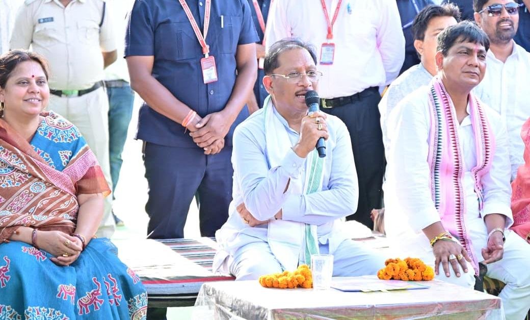 मुख्यमंत्री विष्णु देव साय ने बरगद के पेड़ के नीचे लगाई चौपाल, सुनी ग्रामीणों की समस्याएं