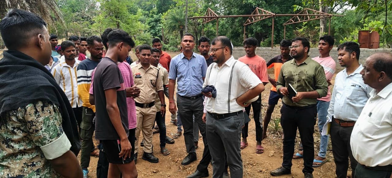 बदलते बस्तर की नई तस्वीर, बंदूक के साए से सुशासन की छांव तक  बाइक पर सवार होकर नक्सलियों के गढ़ रहे गांवों में पहुंचे कलेक्टर-सीईओ
