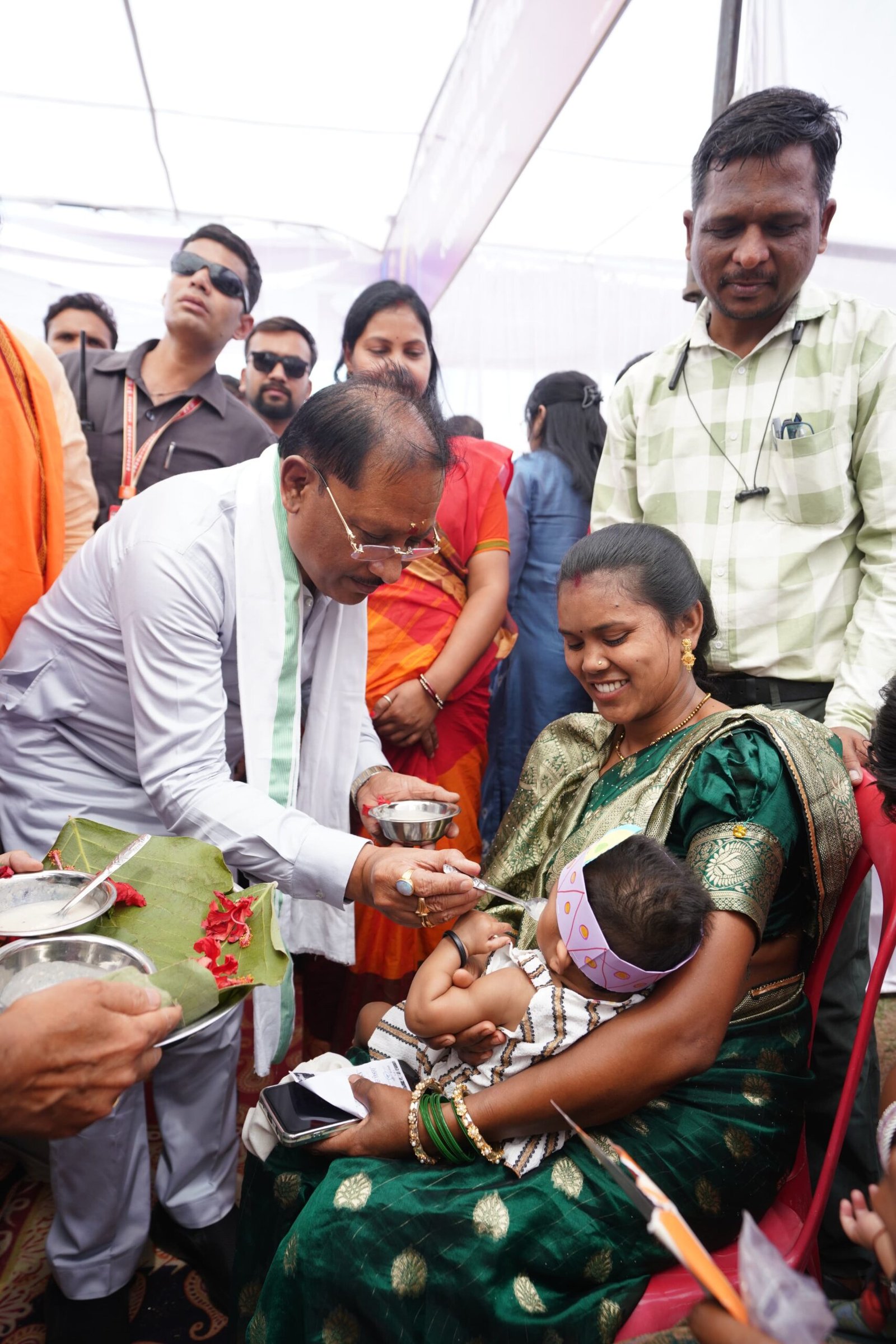 मुख्यमंत्री  विष्णु देव साय ने बच्चों को कराया अन्नप्राशन, गर्भवती महिलाओं की गोदभराई कार्यक्रम में दी शुभकामनाएं