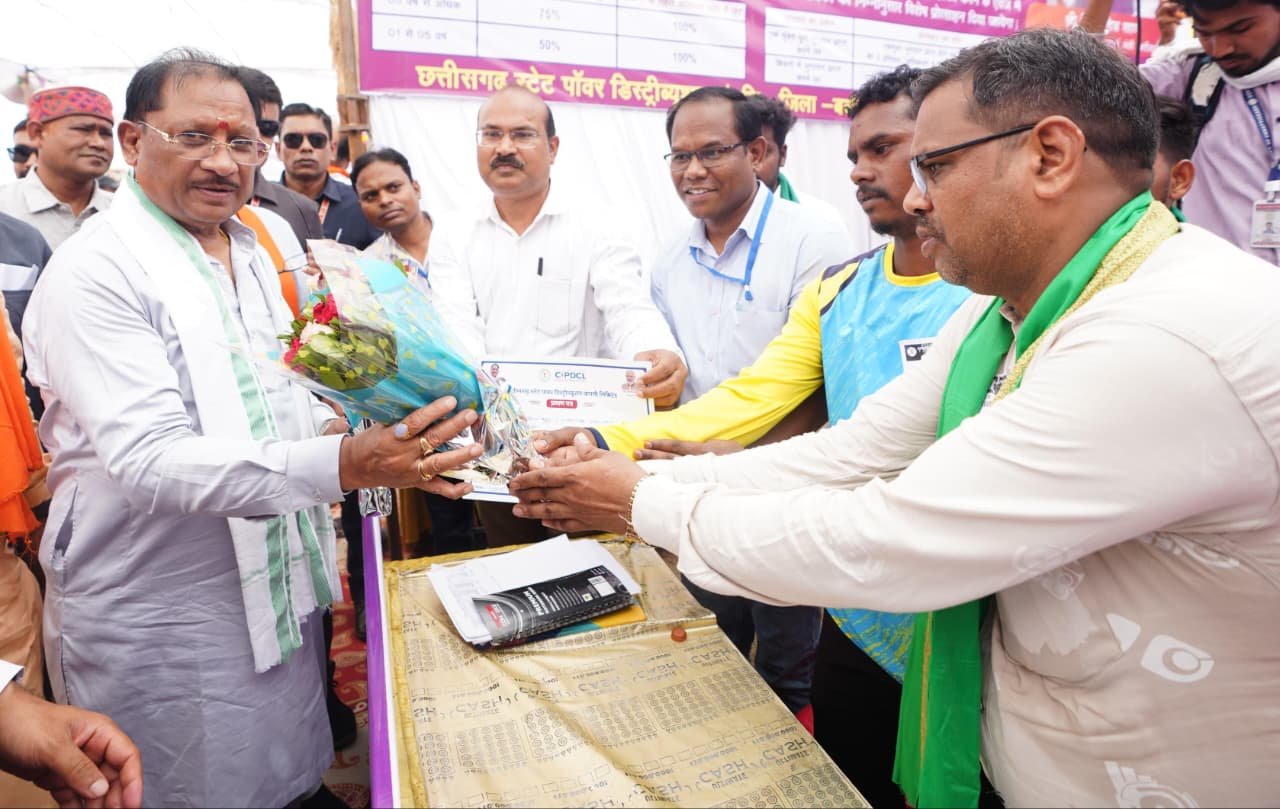 मुख्यमंत्री बिजली बिल भुगतान समाधान योजना से उपभोक्ताओं को बड़ी राहत  सुशासन तिहार 2026 के समाधान शिविर में मुख्यमंत्री  विष्णु देव साय ने हितग्राहियों से किया सीधा संवाद