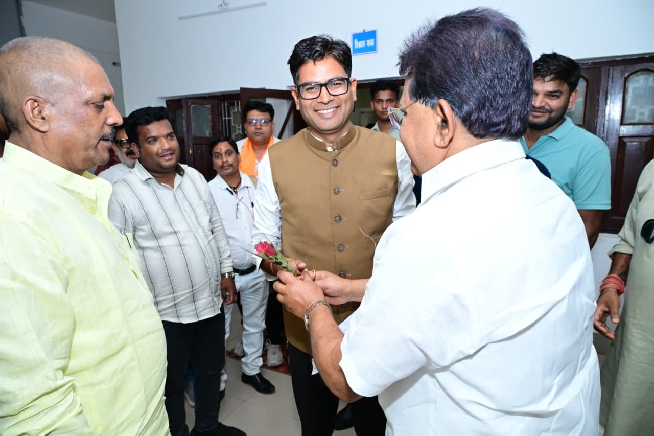 जशपुर सर्किट हाउस में वित्त मंत्री ओपी चौधरी से जनप्रतिनिधियों और क्षेत्रवासियों ने की आत्मीय मुलाकात*