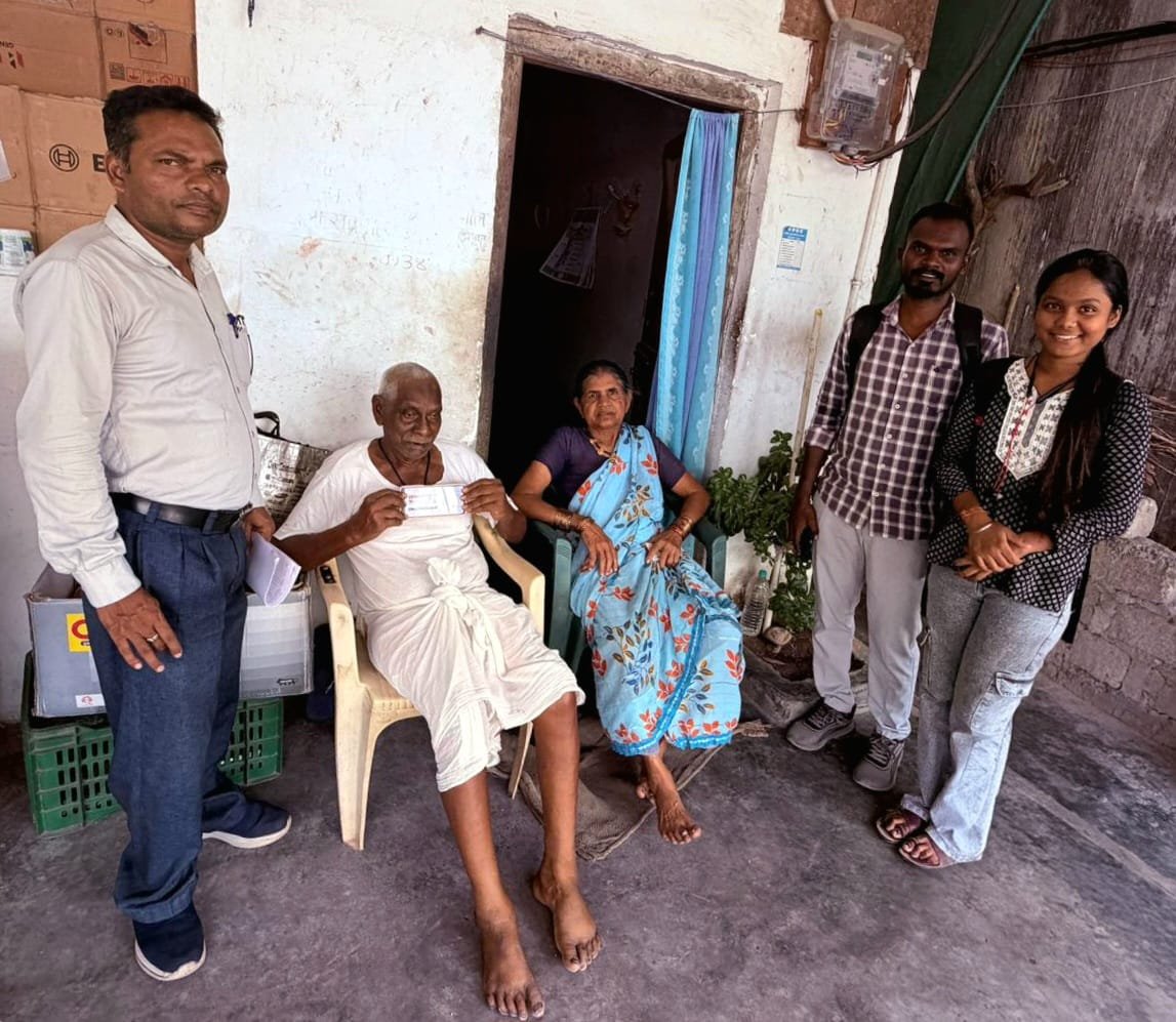 चलने में असमर्थ बुजुर्गों के द्वार पहुंची स्वास्थ्य विभाग की टीम, घर बैठे बन रहे आयुष्मान वय वंदन कार्ड