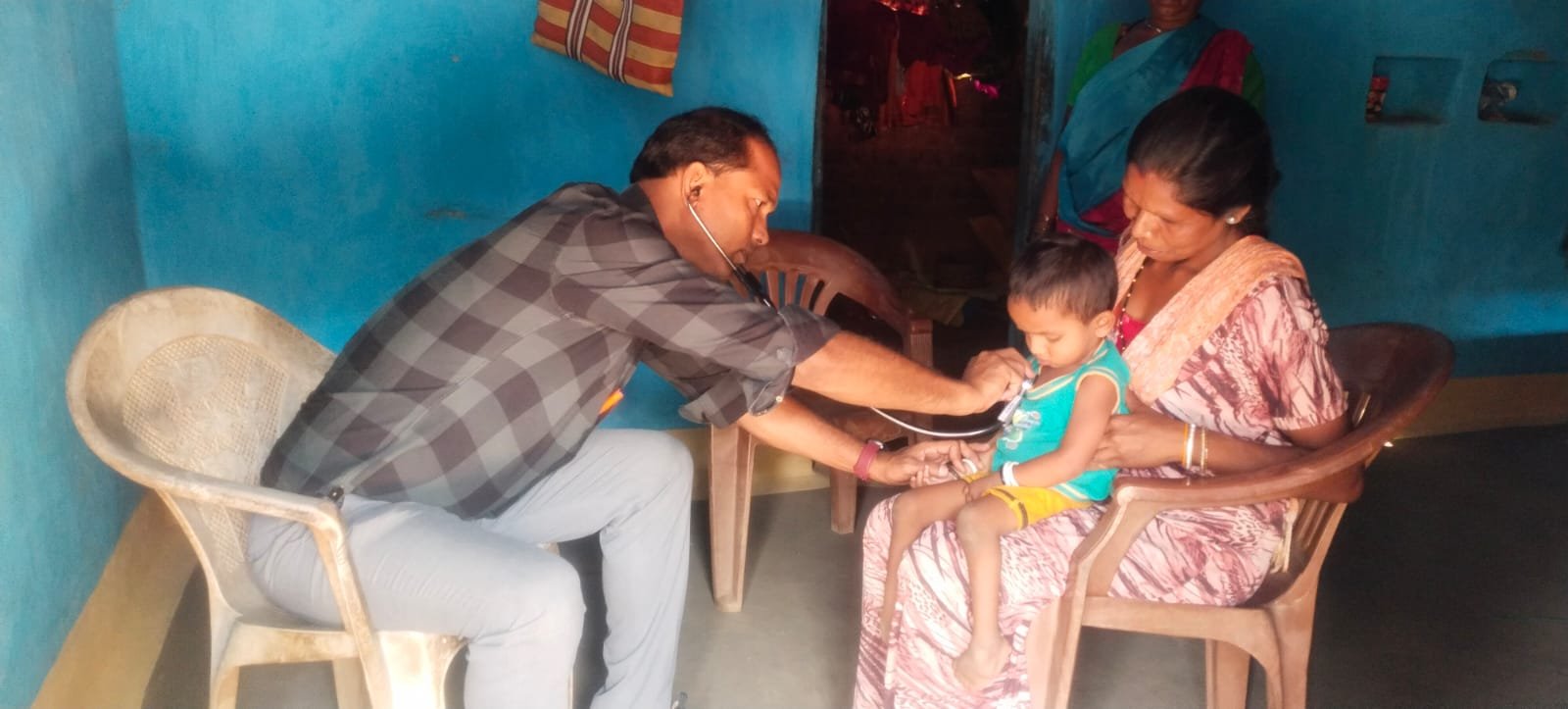 सुशासन तिहार से आ रही है उम्मीद की किरण: क्लब फुट से पीड़ित मासूम को मिला उपचार