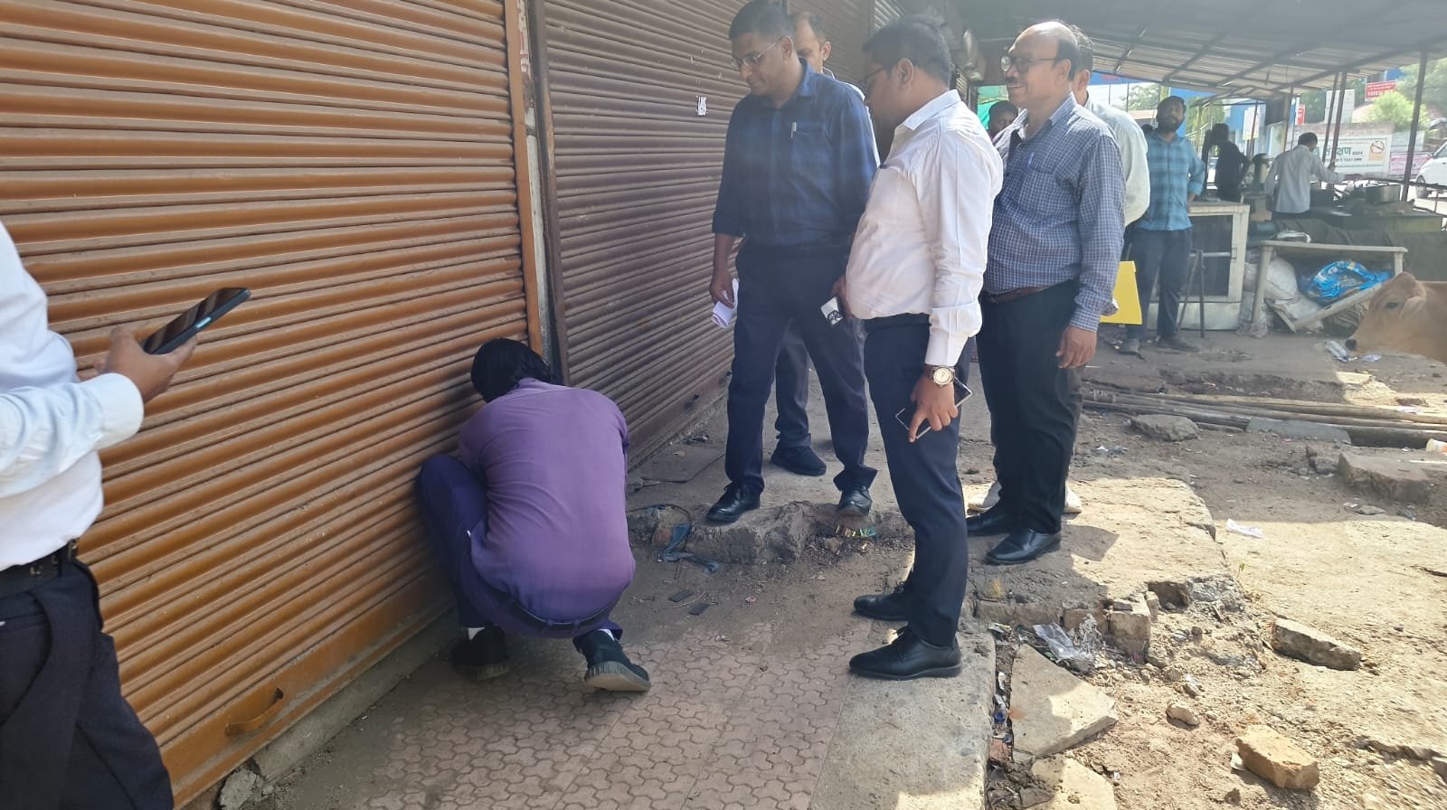 जिला चिकित्सालय परिसर स्थित आबंटित दुकानों का किराया जमा नहीं करने पर तालाबंद कर सील करने की कार्रवाई की गई