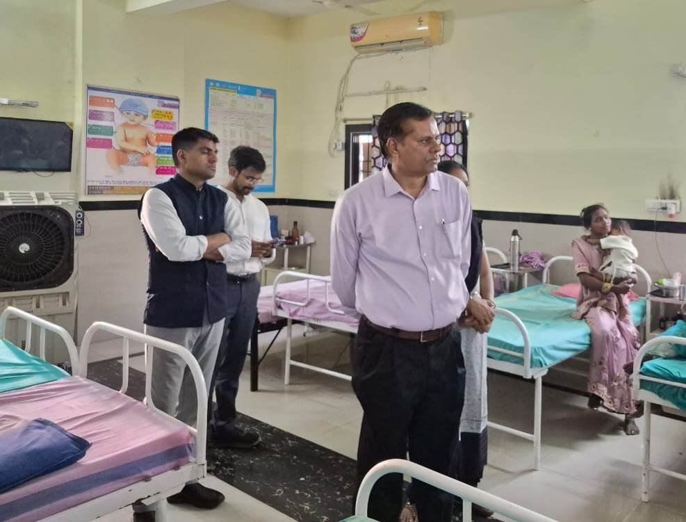 संभागायुक्त एवं कलेक्टर ने संयुक्त रूप से सामुदायिक स्वास्थ्य केन्द्र डोंगरगढ़, प्रस्तावित परिक्रमा पथ तथा माँ बम्लेश्वरी मंदिर डोंगरगढ़ ट्रस्ट पार्किंग स्थल का किया औचक निरीक्षण