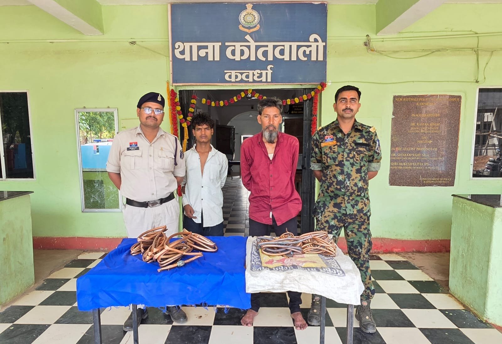 कबीरधाम पुलिस की बड़ी सफलता : जनपद पंचायत एवं कृषि विभाग कार्यालय में एसी कॉपर पाइप चोरी का खुलासा, मुख्य आरोपी एवं चोरी का माल खरीदने वाला कबाड़ी गिरफ्तार