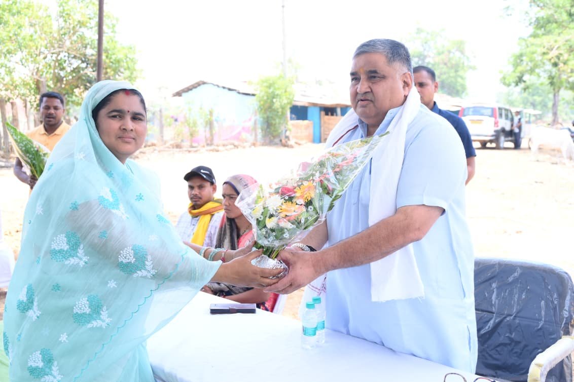 जनदर्शन में मंत्री  राजेश अग्रवाल ने सुनी ग्रामीणों की समस्याएं  ग्राम हरिहरपुर में जनता से सीधा संवाद, त्वरित निराकरण के लिए अधिकारियों को दिए निर्देश