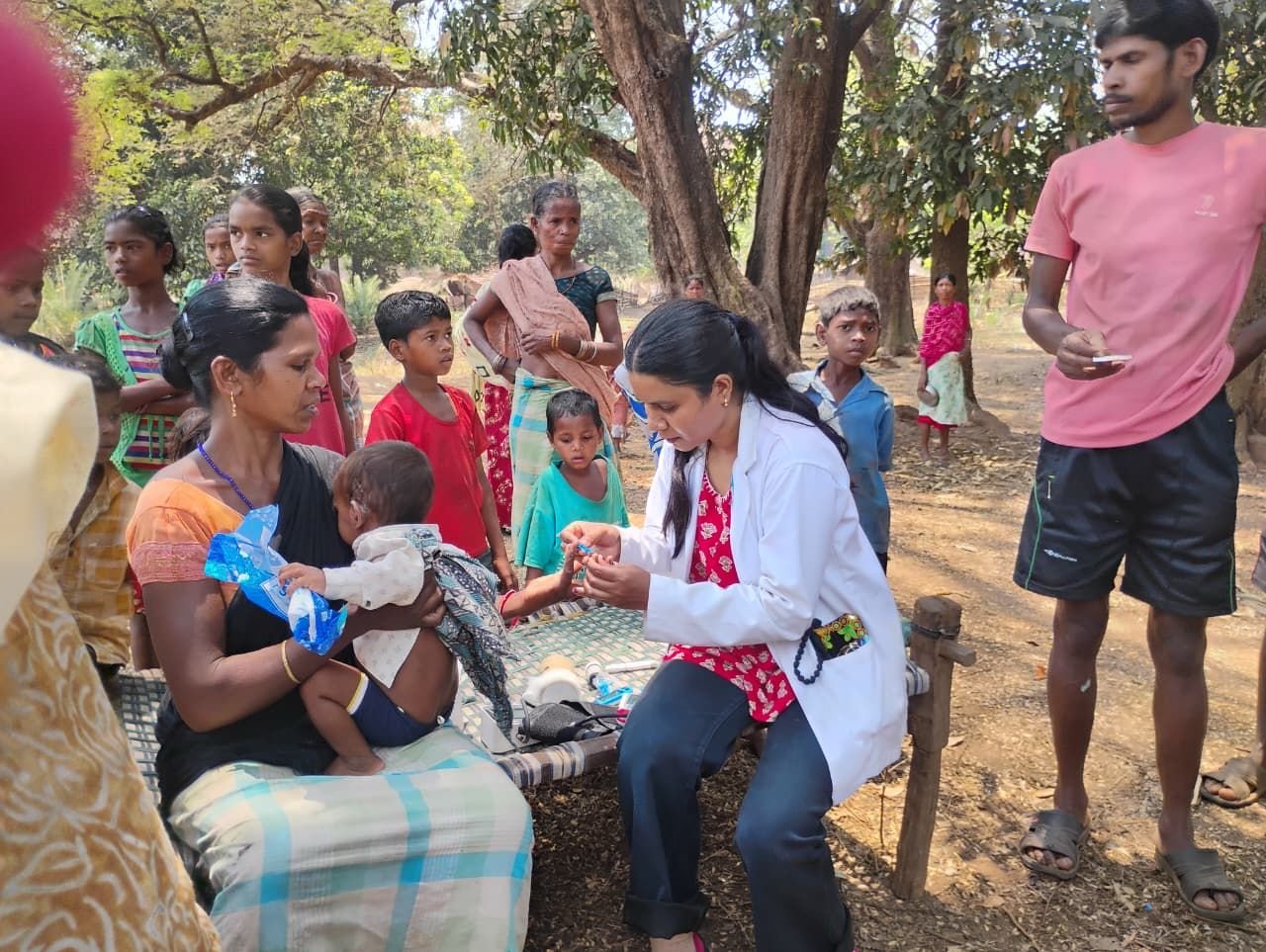13 किलोमीटर पैदल चलकर स्वास्थ्य टीम पहुंची बड़ेपल्ली, 227 ग्रामीणों की जांच