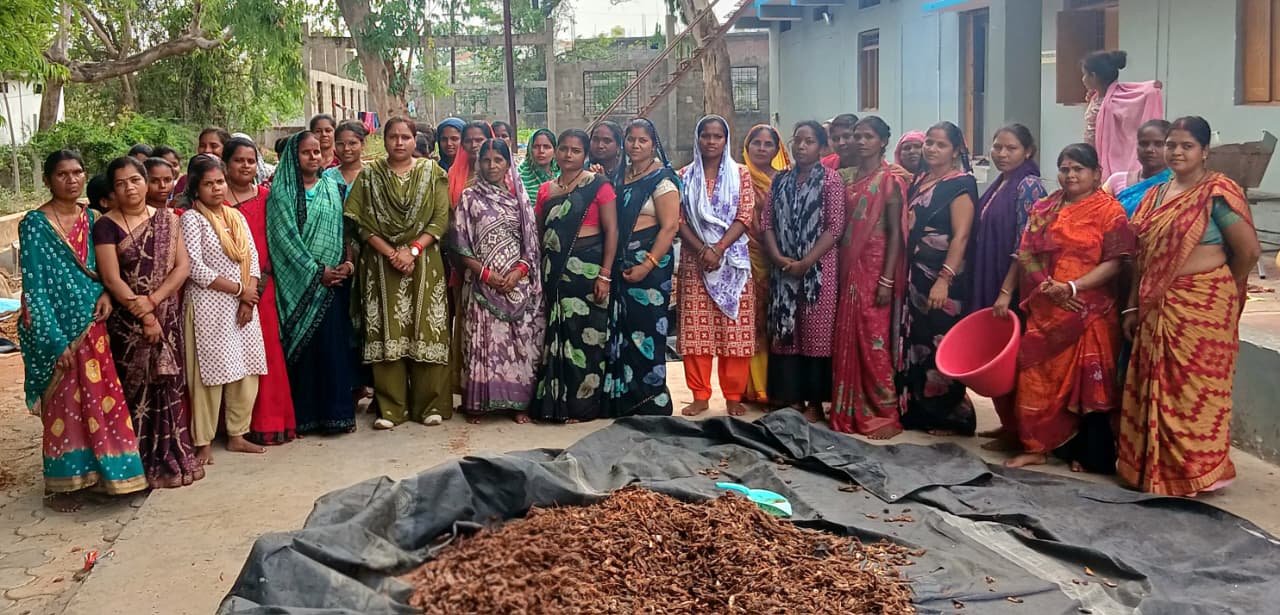 महिला आयोग की सदस्य दीपिका सोरी ने किया इमली प्रोसेसिंग केंद्र का औचक निरीक्षण