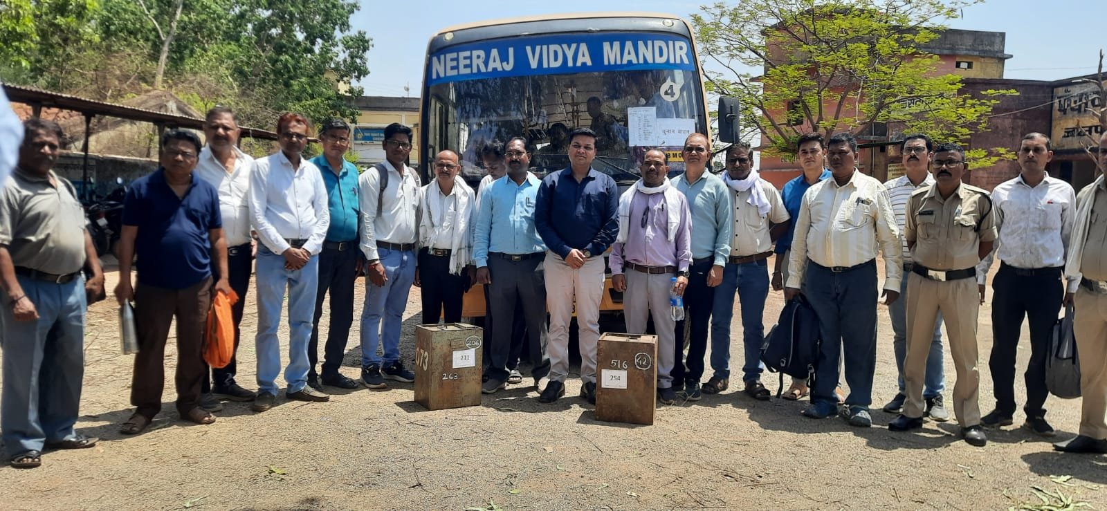 नगरपालिकाओं एवं त्रिस्तरीय पंचायतों के आम व उप निर्वाचन के लिए मतदान दलों की हुई रवानगी