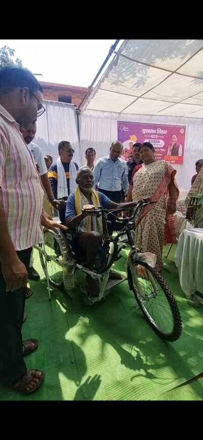 ग्राम पंचायत बोकी, बरटोली में सुशासन तिहार आयोजित शिविर में सैकड़ो ग्रामीण हुए लाभान्वित दिव्यांगजनों ट्राई साइकिल, छड़ी, श्रवण यंत्र वितरित हितग्राहियों को राशन कार्ड एवं प्रधानमंत्री आवास की चाबी सौंपी गई