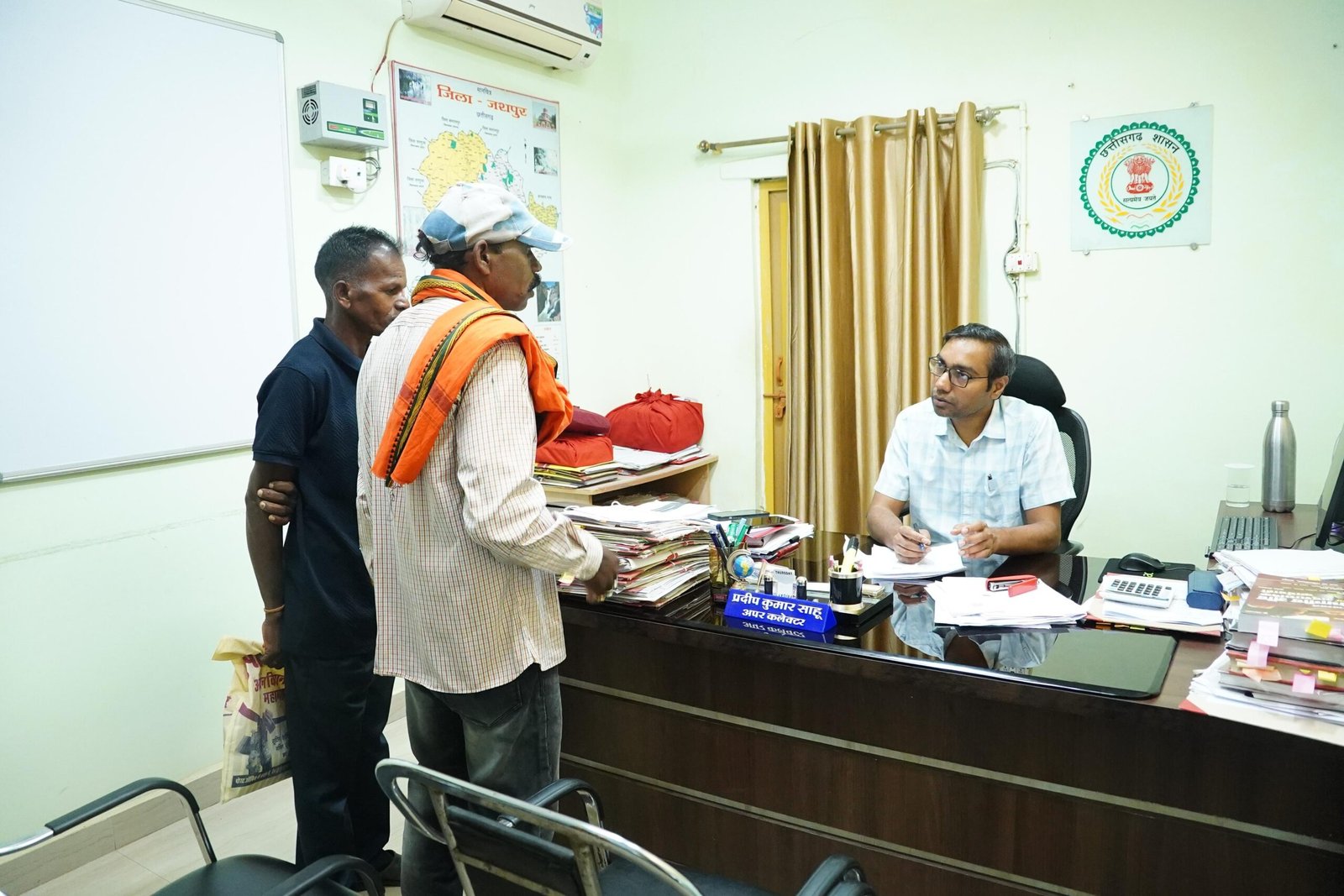 अपर कलेक्टर  प्रदीप साहू ने जनदर्शन में सुनी आमजनों की समस्याएँ अधिकारियों को समयबद्ध एवं पारदर्शी निराकरण के दिए निर्देश