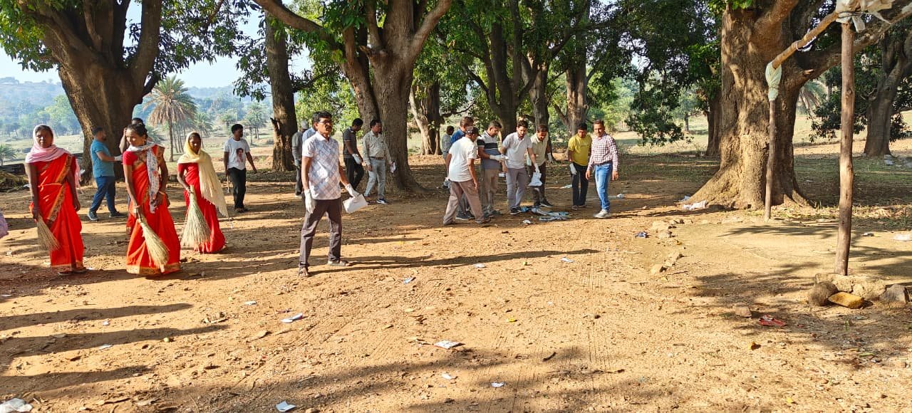 सिमड़ा ग्राम पंचायत में ग्रामवासियों ने श्रमदान कर दिया स्वच्छता का संदेश