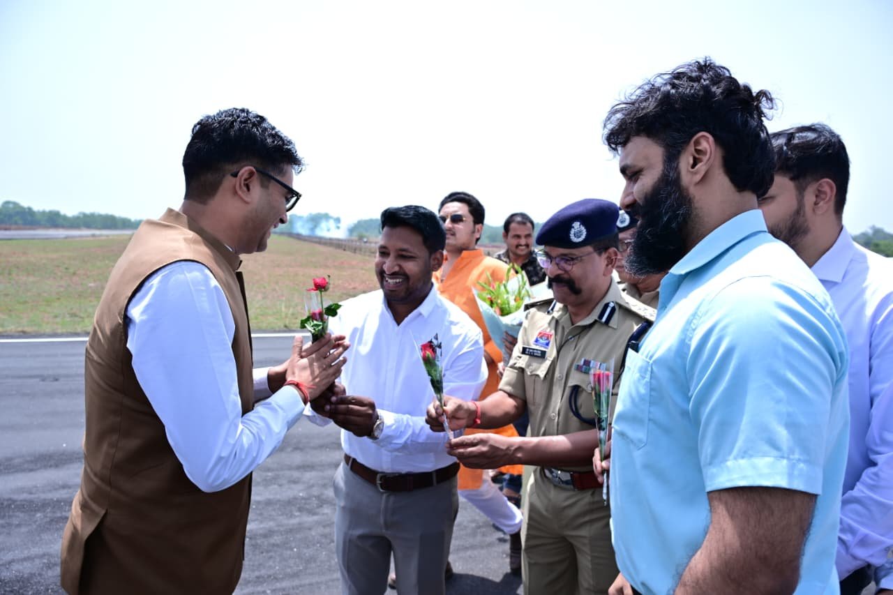 वित्त मंत्री ओपी चौधरी का जशपुर आगडीह हवाई अड्डे में किया गया आत्मीय स्वागत