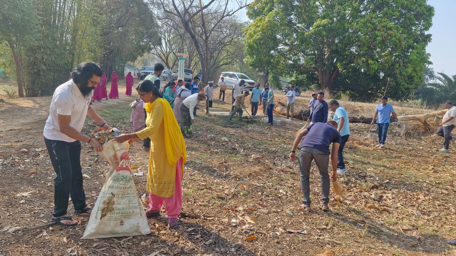 बनगांव में जनप्रतिनिधियों, ग्रामीणों और कर्मचारियों ने स्वच्छता अभियान के तहत किया श्रमदान