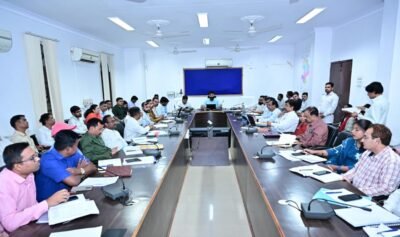 कलेक्टर ने अधिकारियों और कर्मचारियों को e office sparrow eHRMS के माध्यम से ही कार्य करने के निर्देश जल संरक्षण संवर्धन के तहत रैन हार्वेस्टिंग सिस्टम और सोखता गड्ढा बनाए प्राकृतिक आपदा के तहत प्रभावित परिवारों को प्राथमिकता से मुआवजा राशि वितरित करें