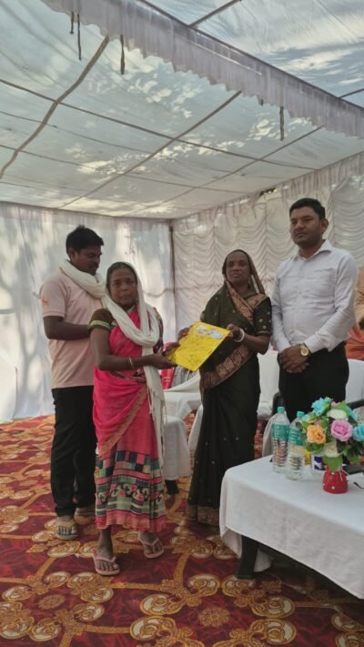 कस्तूरा शिविर में किसानों को किसान किताब का किया गया वितरण समूह की महिलाओं को मछली पालन के लिए आईस बाक्स, और मछली जाल दिया गया सोनी,आशा देवी,कमला बाई को मिला जॉब कार्ड किसानों को फलदार पौधा का वितरण किया गया