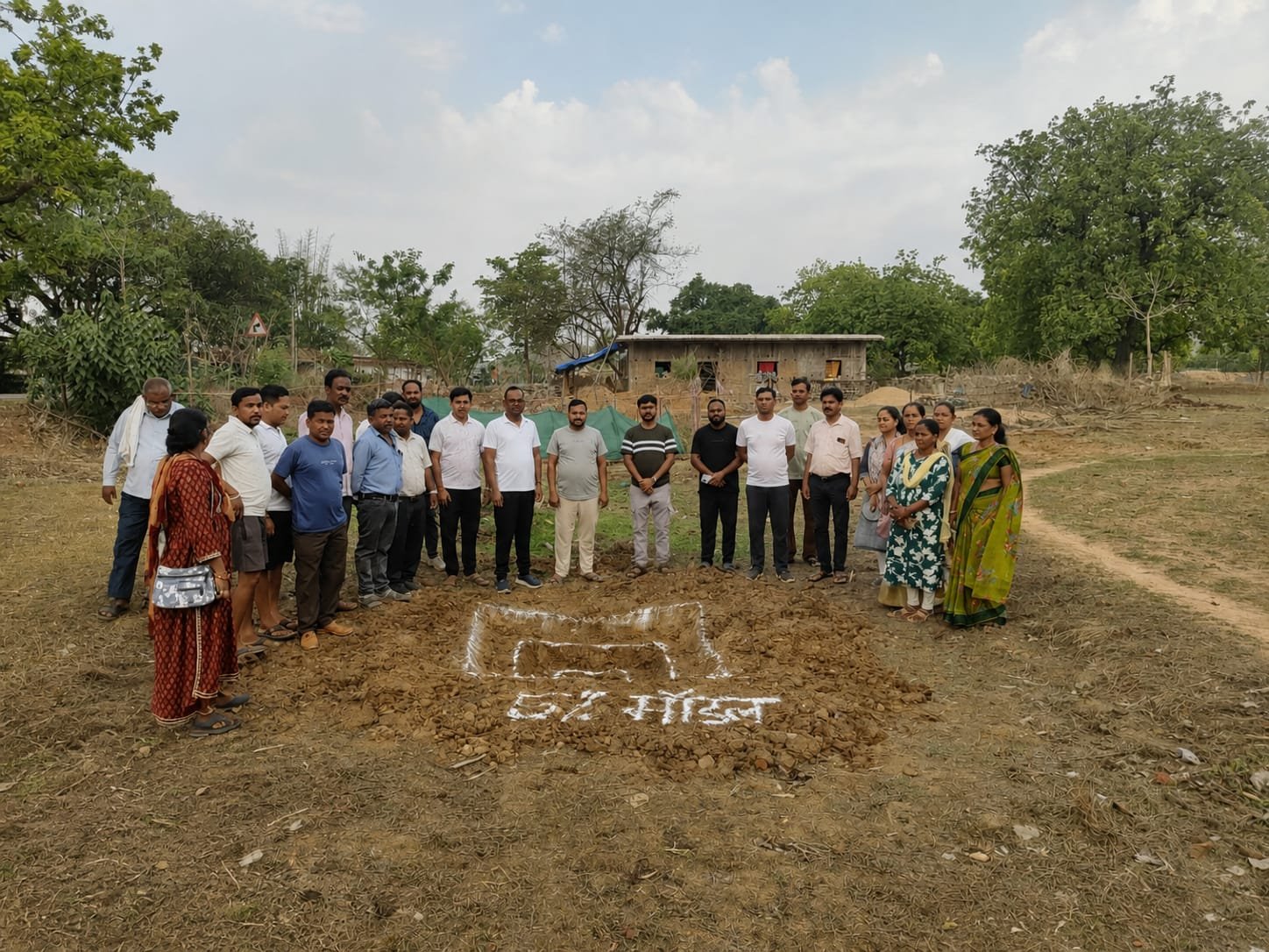 सुशासन तिहार का शुभारंभरू खूंटीटोली में जनभागीदारी से किया गया स्वच्छता श्रमदान जल संचय के 5 प्रतिशत मॉडल का किया गया निर्माण गांव में सामूहिक प्रयास से स्वच्छता एवं जल संरक्षण की पहल