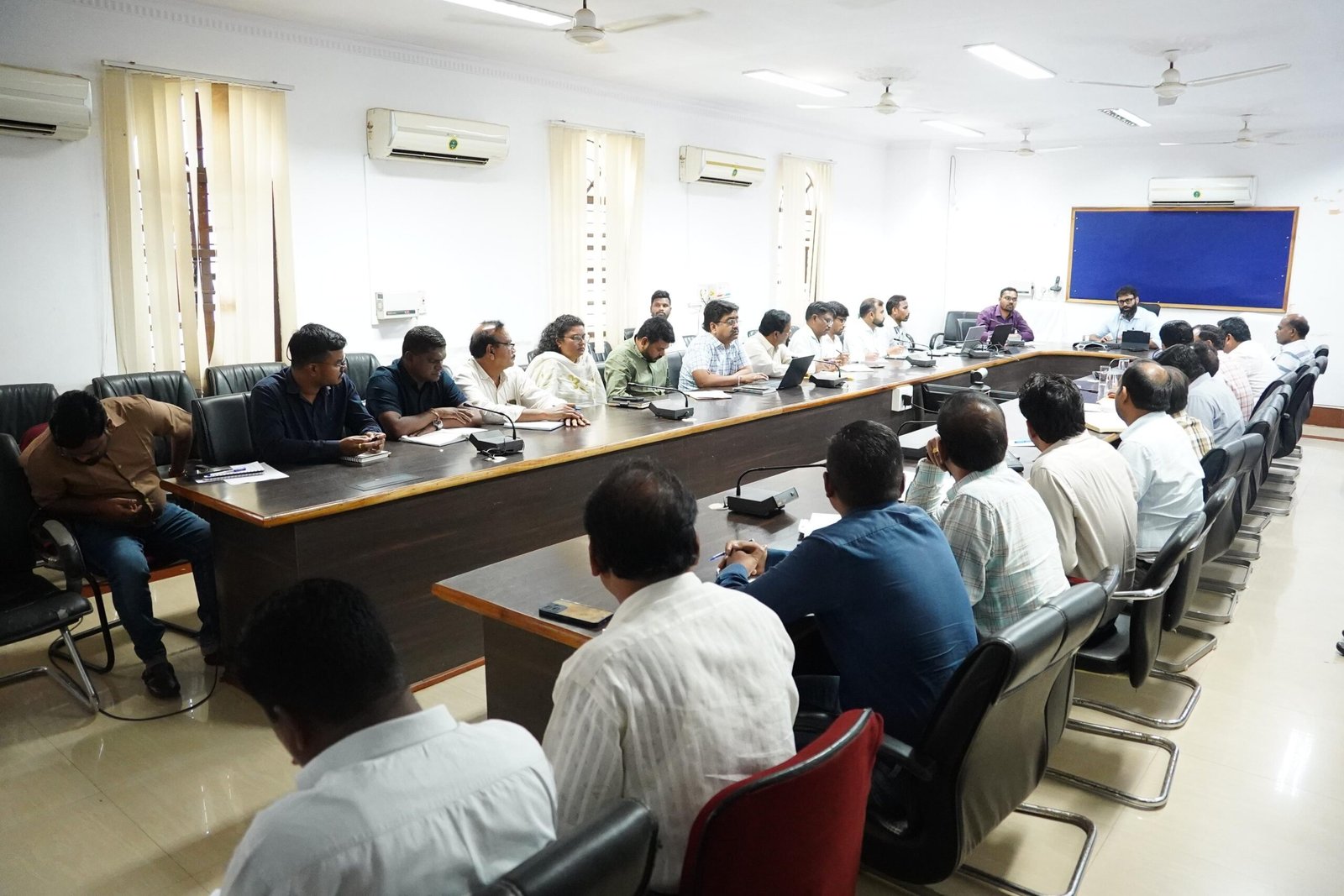 कलेक्टर ने सभी जिला स्तरीय अधिकारियों को शिविर में प्राप्त आवेदनों का गंभीरता से निराकरण करने के दिए निर्देश
