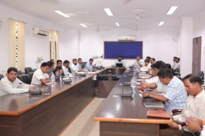 कलेक्टर  रोहित व्यास ने राजस्व विभाग की समीक्षा बैठक लेकर राजस्व प्रकरणों का समय-सीमा में शत-प्रतिशत निराकरण सुनिश्चित करने के दिए निर्देश स्वामित्व योजना के तहत प्रकरणों का सतर्कता के साथ निर्धारित समय-सीमा में करें पूर्ण