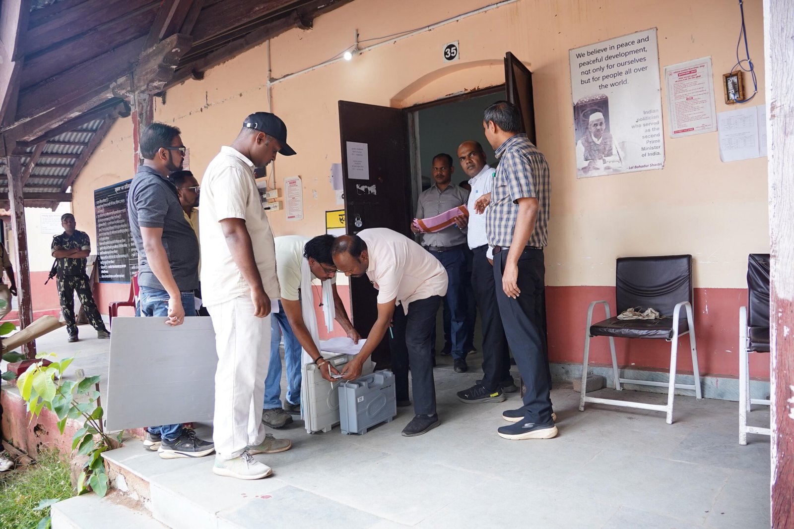 नगर पालिका जशपुर के वार्ड नंबर 8 एवं 14 उप चुनाव हेतु मतदान दल रवाना