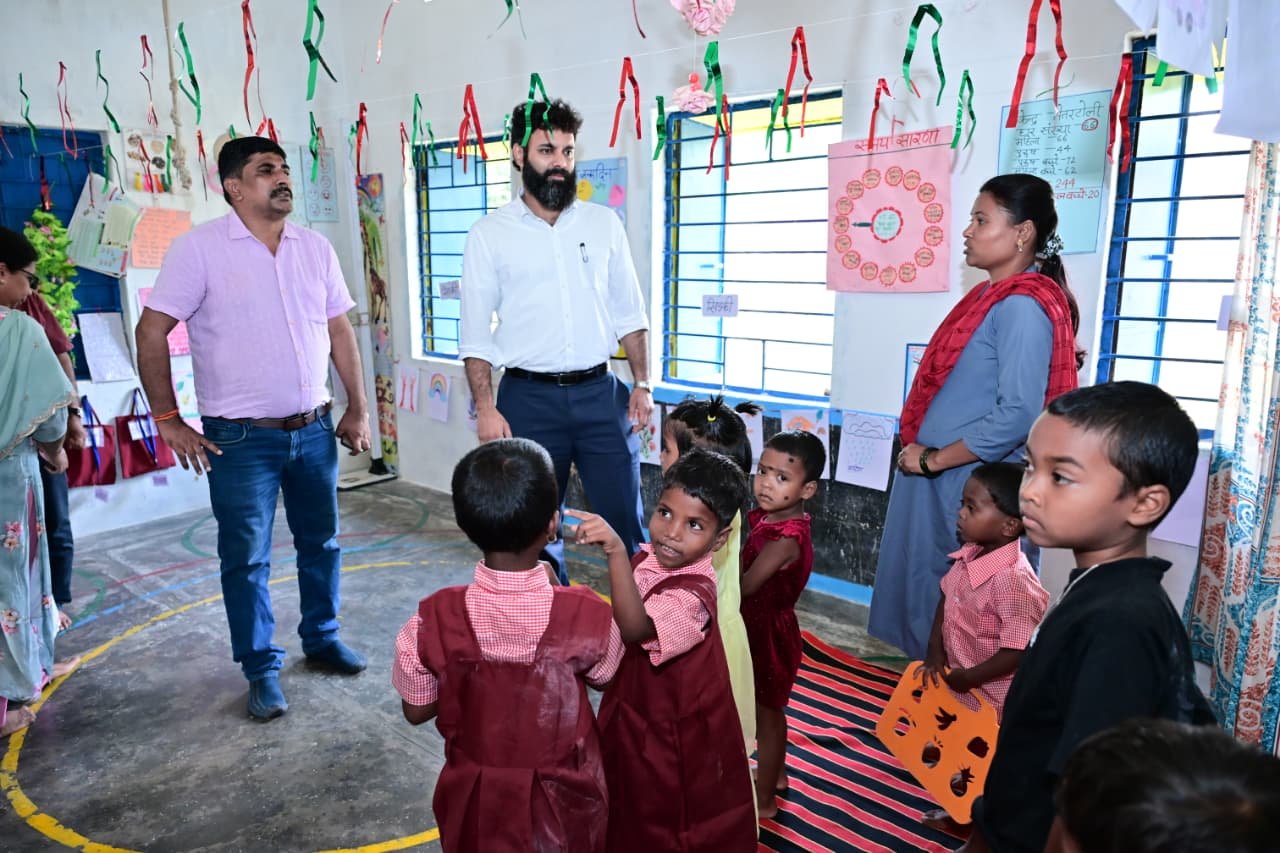 आंगनबाड़ी केंद्र में बच्चों को सभी सुविधाएं मिले इसका रखे विशेष ध्यानरू कलेक्टर  रोहित व्यास कलेक्टर ने आंगनबाड़ी केंद्र सीटोंगा और तेतेरटोली का किया निरीक्षण