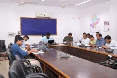 कलेक्टर रोहित व्यास ने राजस्व अधिकारियों की समीक्षा बैठक में दिए निर्देश