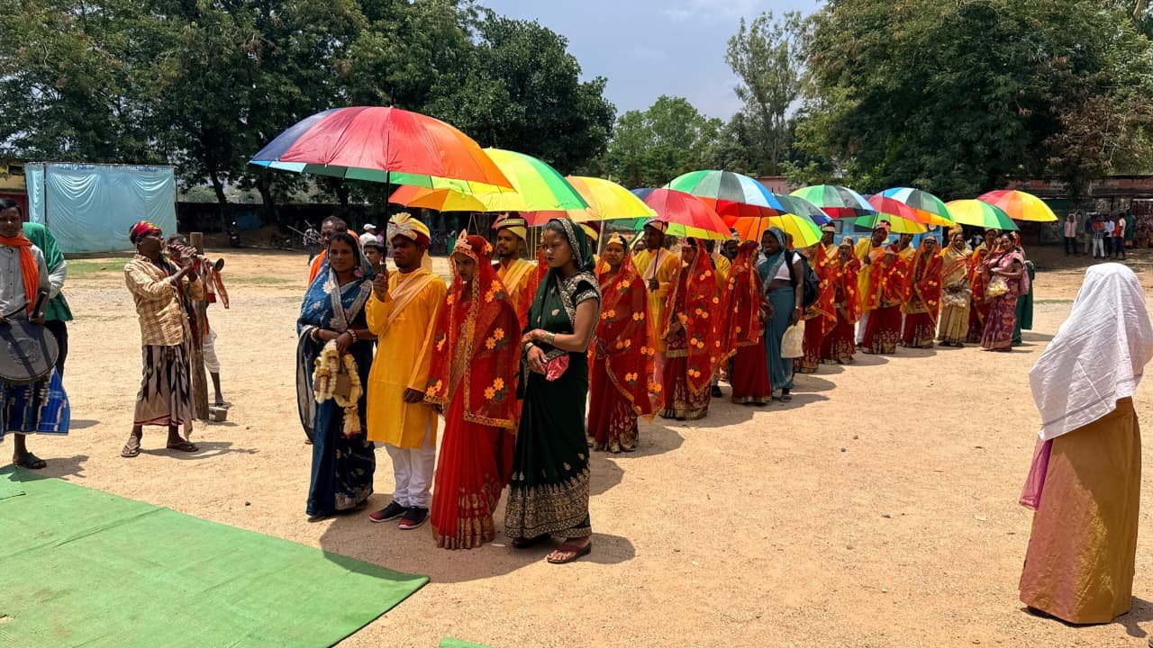 मुख्यमंत्री कन्या विवाह योजना के तहत जिले में 65 जोड़े परिणय सूत्र में बंधे सामूहिक विवाह समारोह में एक दिव्यांग (मूकबधिर) जोड़े सहित हिन्दू एवं ईसाई जोड़ों का विवाह संपन्न